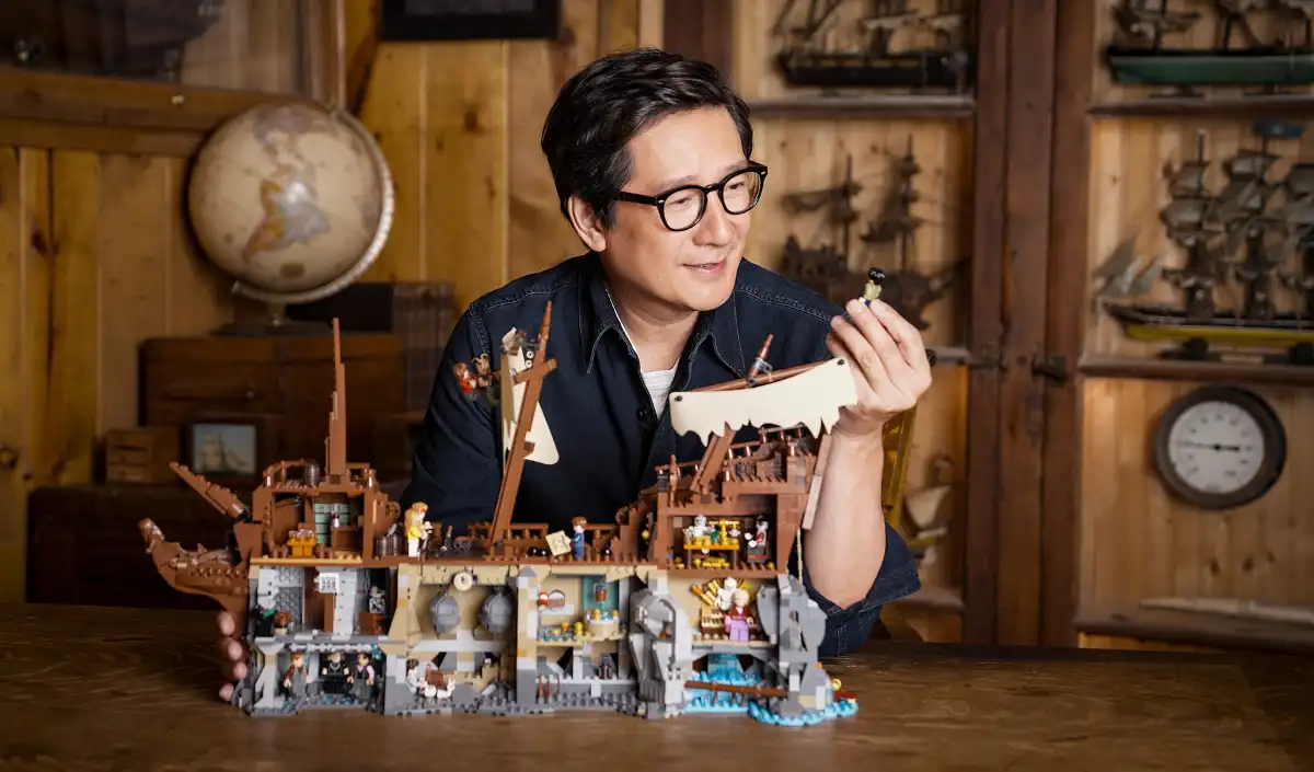 Ke Huy Quan with the lego goonies ship of Vaggelis Ntezes Ke Huy Quan with the lego goonies ship of Vaggelis Ntezes